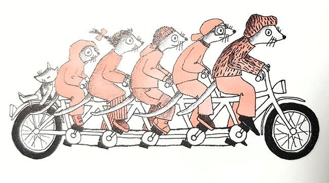 Zeichnung von einem Fünfer-Tandem. Darauf fünf Mäusen, die alle in die Pedale treten. Und wo ist Maus Nummer sechs? Die ist eine kleine Maus, die rückwärts auf dem Gepäckträger sitzt und schläft.