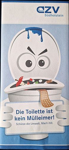 Pamflet vom Klärwerk bzw. CZC Südholstein, grob in den Farben blau und weiß. Es ist eine Zeichnung von einer Toilette mit einem bösen Gesicht. Er hält einen Zettel vor seinem Körper mit dem Text