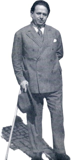 Schwarz-weiß Foto von Kurt Tucolsky in Anzug, mit Hut und Stock in der Hand.