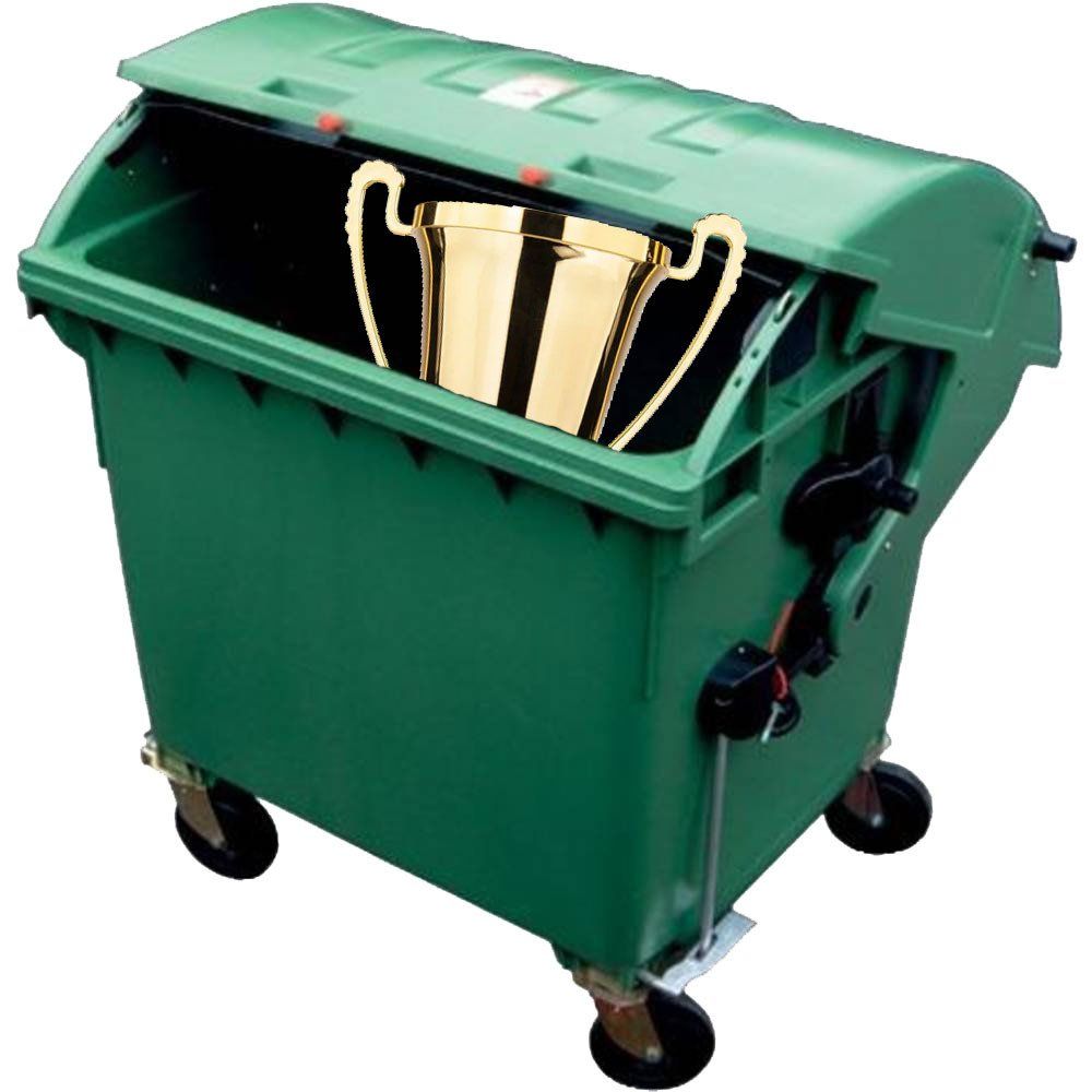 Das Bild hat Jan Klijn künstlich zusammengesetzt und zeigt etwas übertrieben einen großen Müllcontainer aus grünem Kunststoff, aus dem halb ein riesiger Pokal steckt.