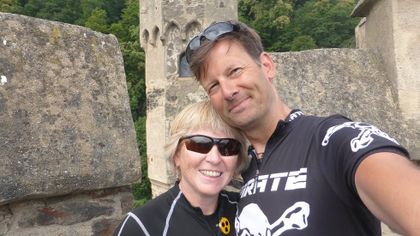 Foto von Anja Meister und Jan Klijn oben auf einer Burg an der Lorelei