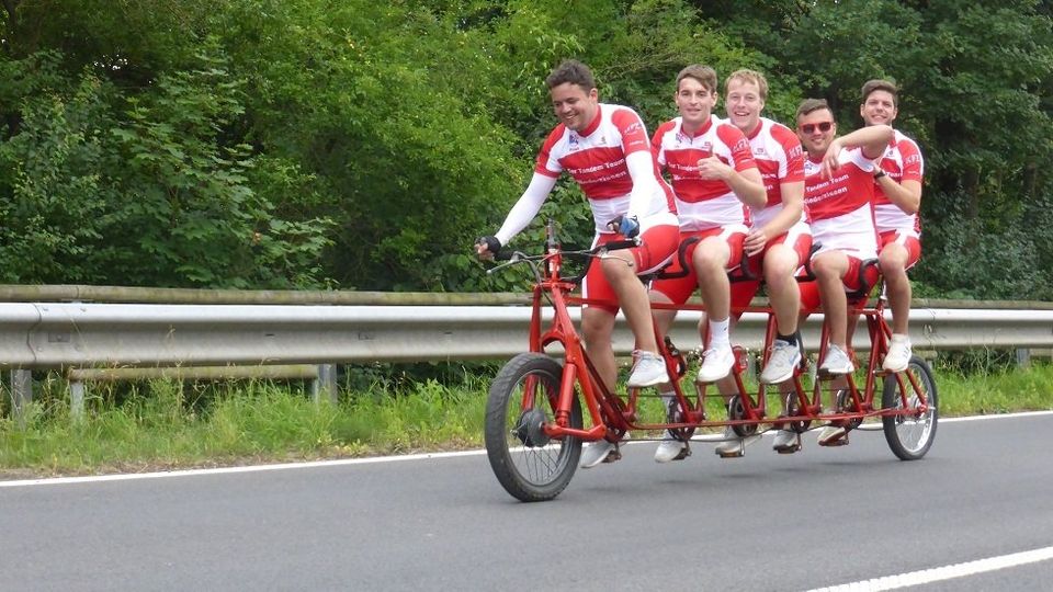 Das Foto zeigt fünf Jungs in Rennradkleidung auf einem Cinquendem.