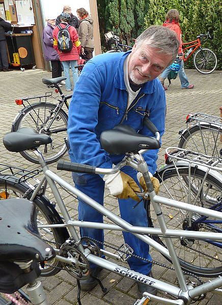 Foto von Horst beim Reparieren eines Tandems