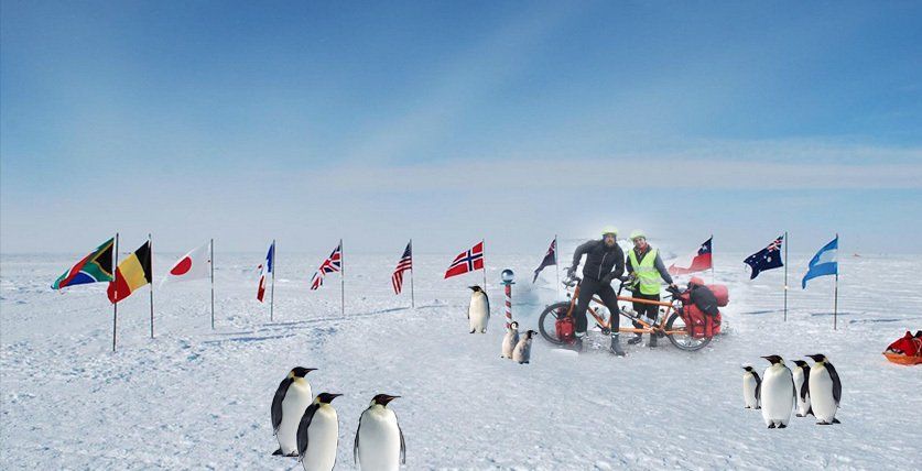 Foto von zwei Leute auf einem Tandem auf dem Südpol. Hier stehen einige Fahnen von Ländern und zudem laufen einige Pinguine herum. Es handelt sich deutlich um eine Fotomontage.