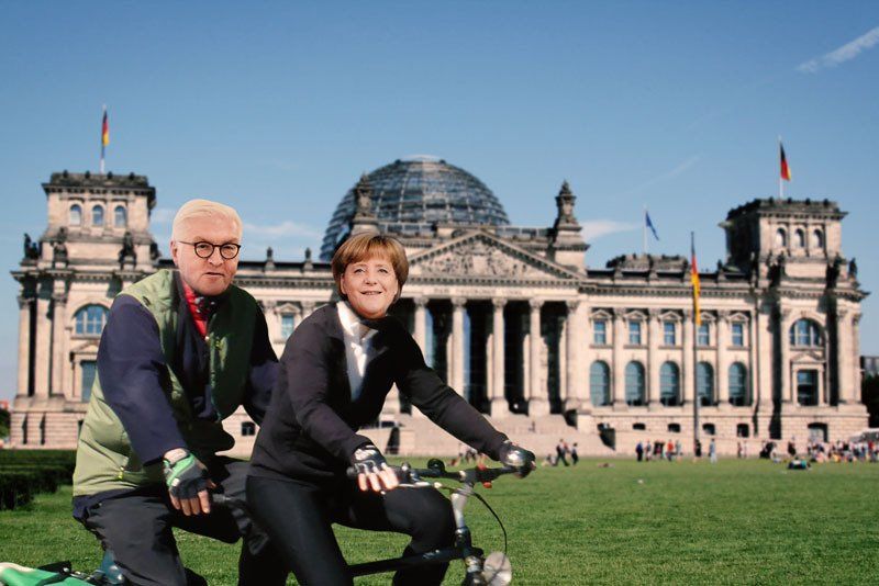 Foto von der Kanzlerin (vorne) und dem Bundespräsidenten (hinten) auf dem Tandem vor dem Reichstag. Es handelt sich deutlich um eine Fotomontage.