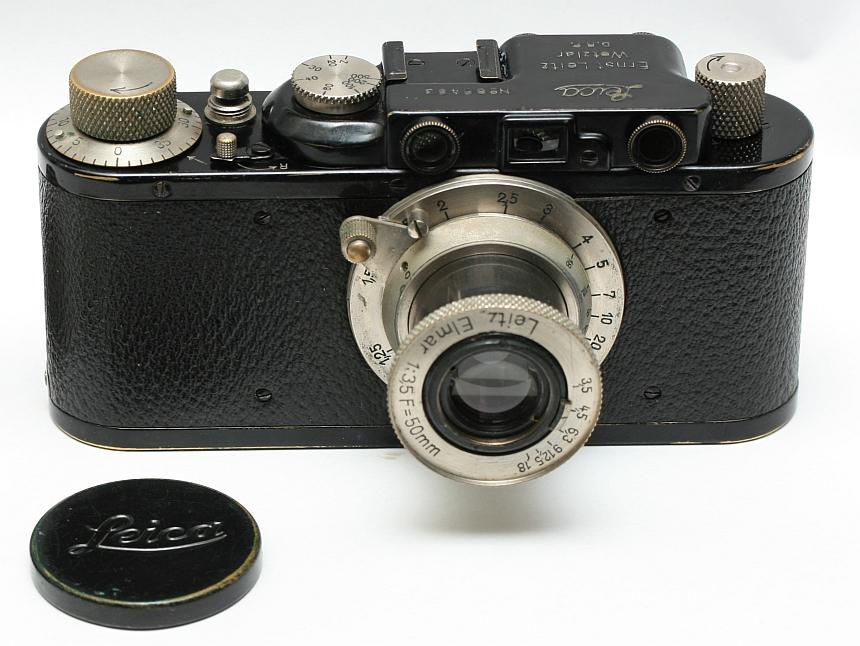 Das Foto zeigt eine sehr alte Fotokamera, vermutlich aus den 1950-er oder 1960-er Jahren.