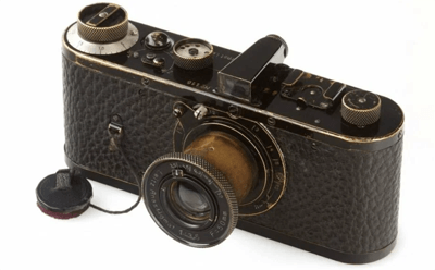 Das Foto zeigt eine sehr alte Kamera, vermutlich 1950-er Jahren