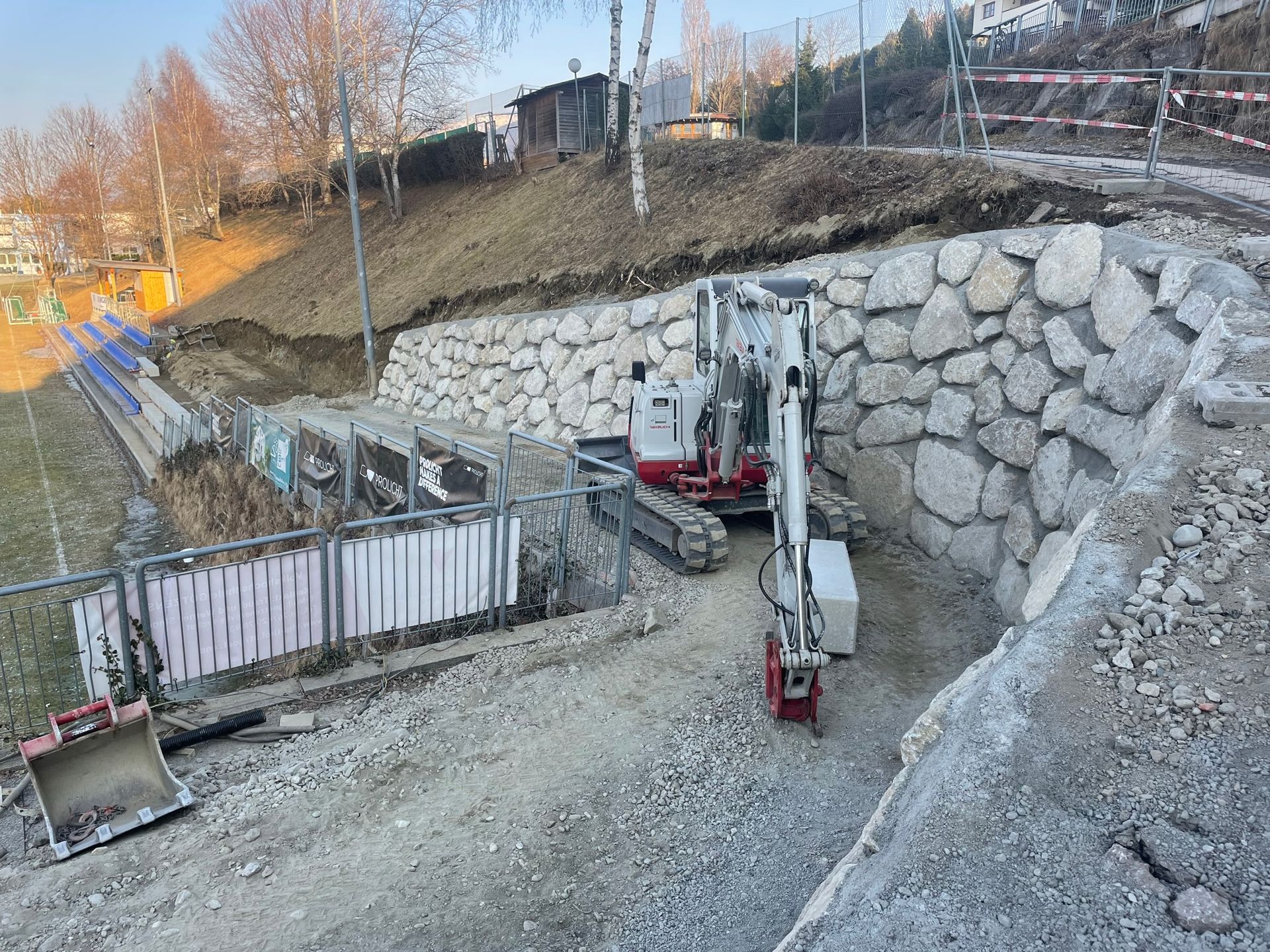 Steinschlichtung Steinmauer Tirol Bagger