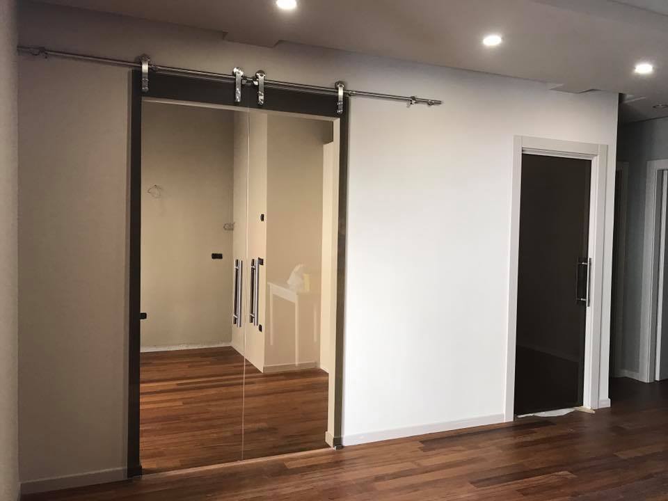 porta di vetro trasparente