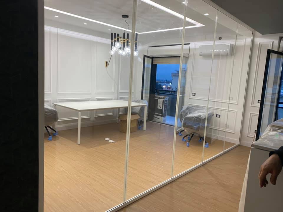 parete in vetro per separare gli ambienti