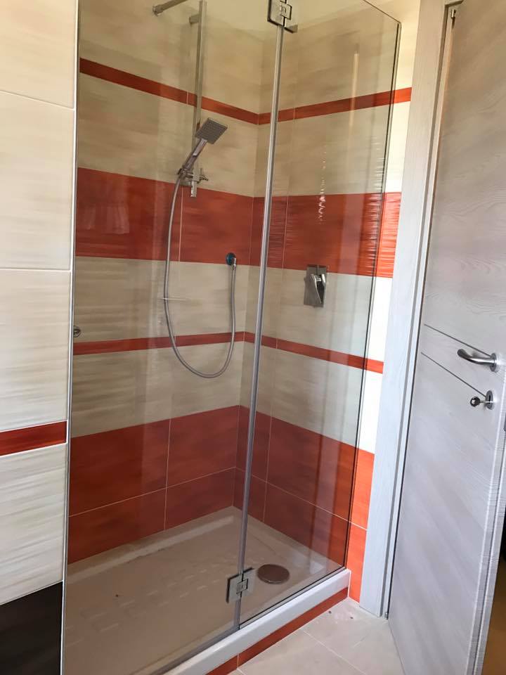 box doccia realizzato su misura in vetro