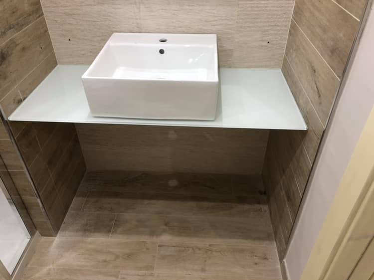 piano di cristallo per il bagno