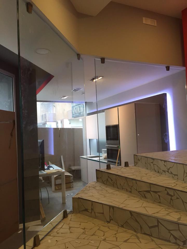 scala interna con parapetto di vetro