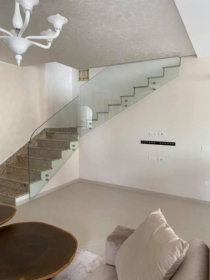 scale con parapetto di vetro su misura