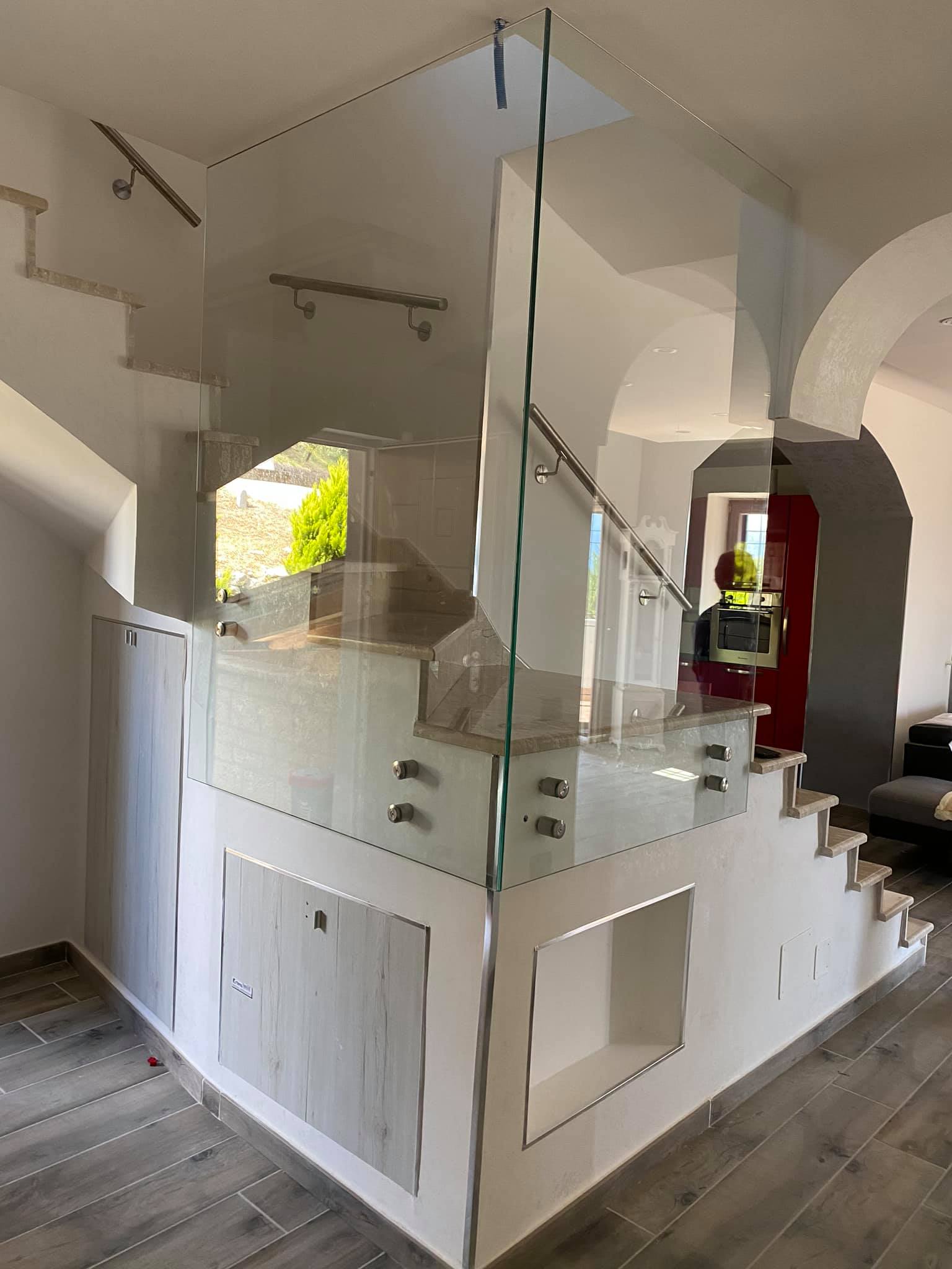 scale interne con parapetto di cristallo artigianale