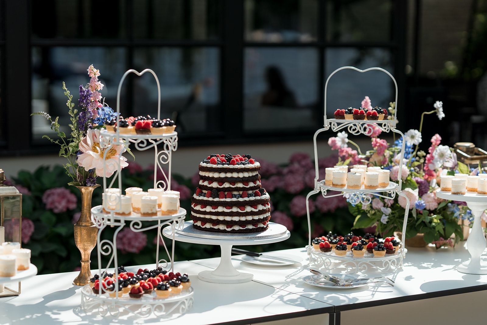 Blick von oben auf stehende Menschen vor einem Buffet. Festliche Stimmung. Studio 1 der Bridge Studios