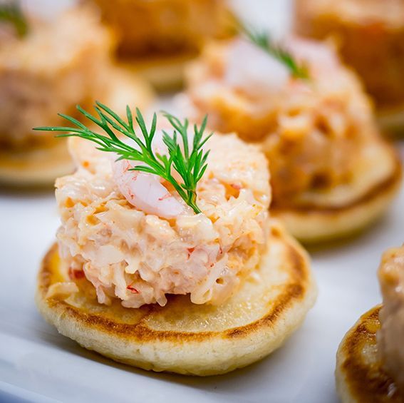 Fingerfood: Krabbensalat auf Blini mit Petersiliendekoration