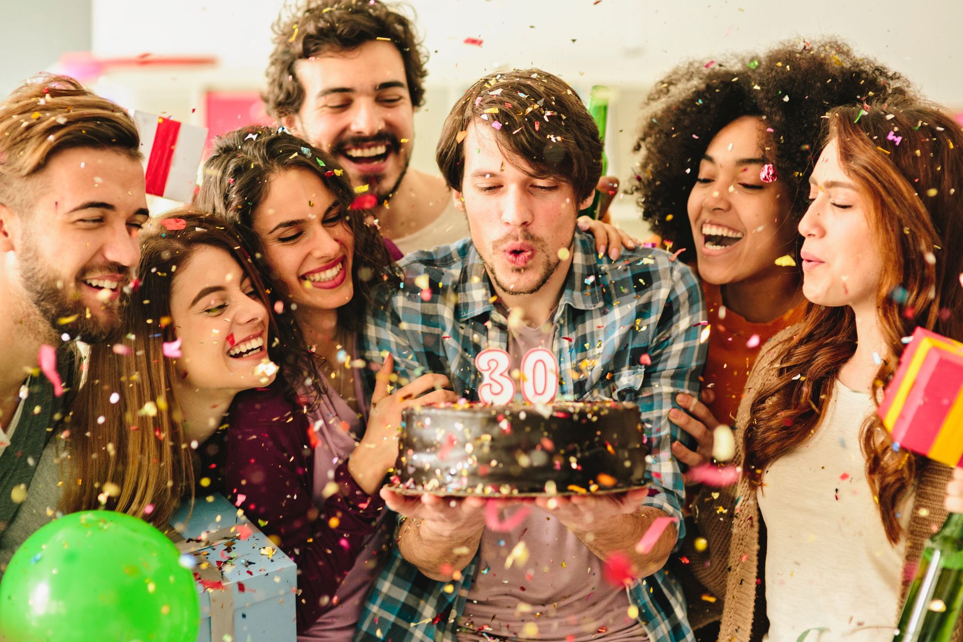 Menschen sitzen an festlich eingedeckten Tischen. Kerzen, gedämpftes Licht. In Studio 1 der Bridge Studios. Blick auf Fluss