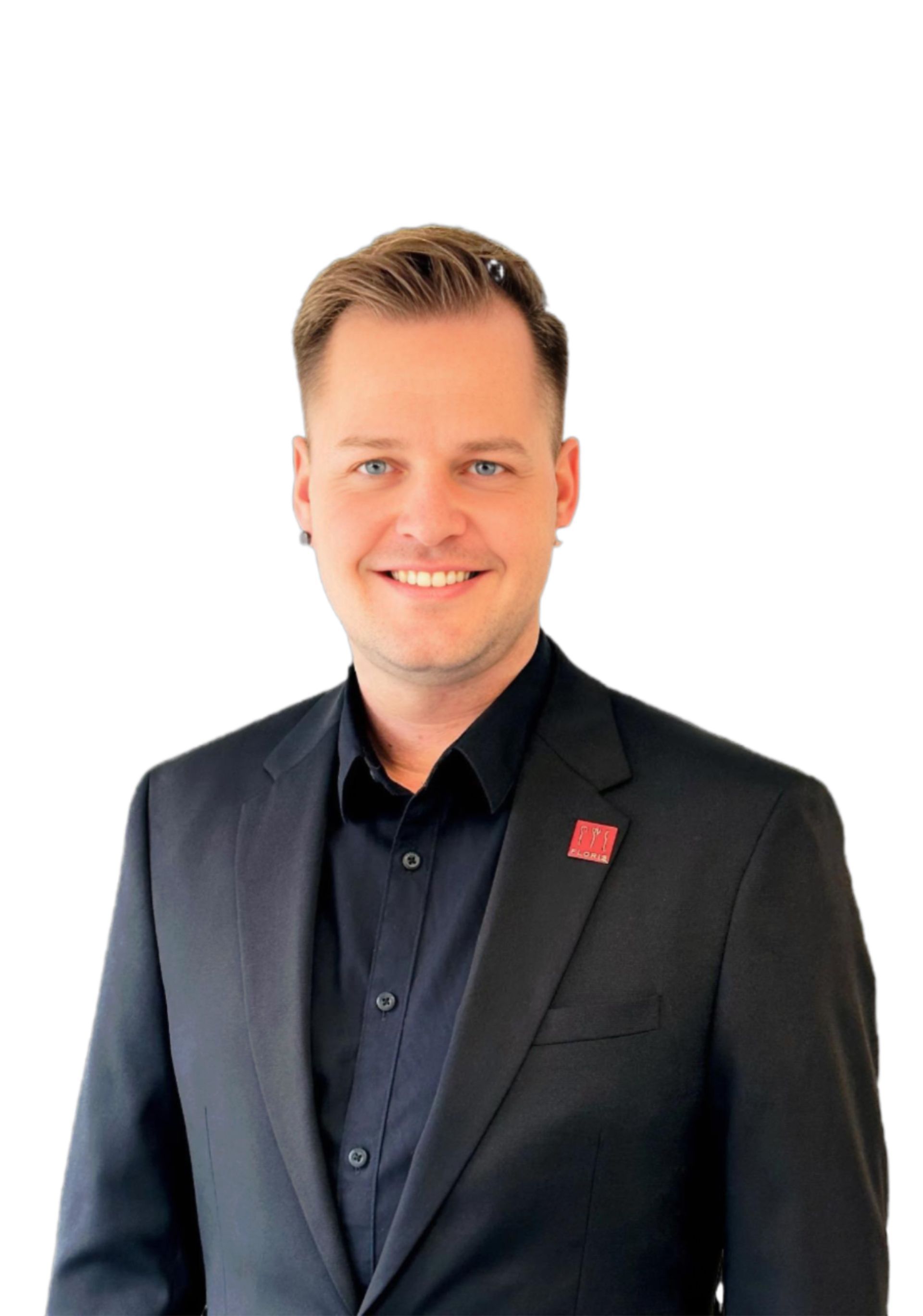 Junger Mann mit schwarzen Ohrsteckern lächelt frontal in die Kamera - Robin Siegeris