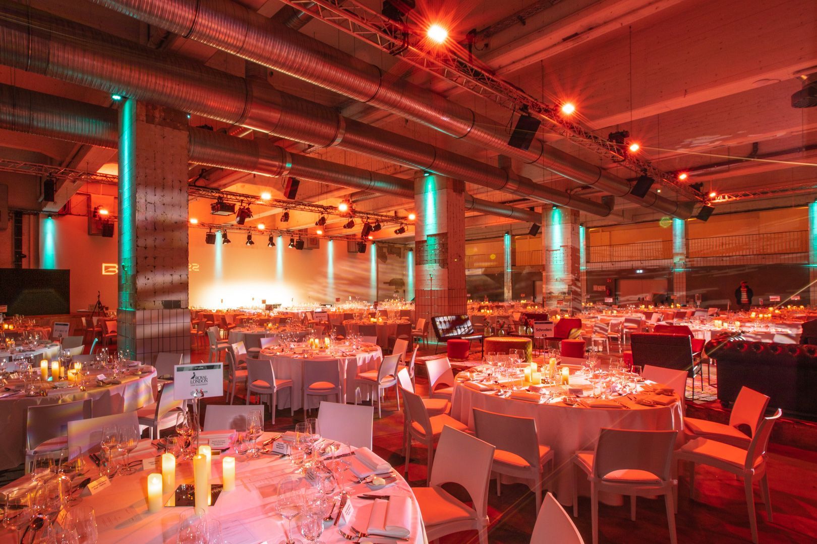 Festlicher Saal im Vollgutlager, eingedeckte, runde Tische für ein Galadinner