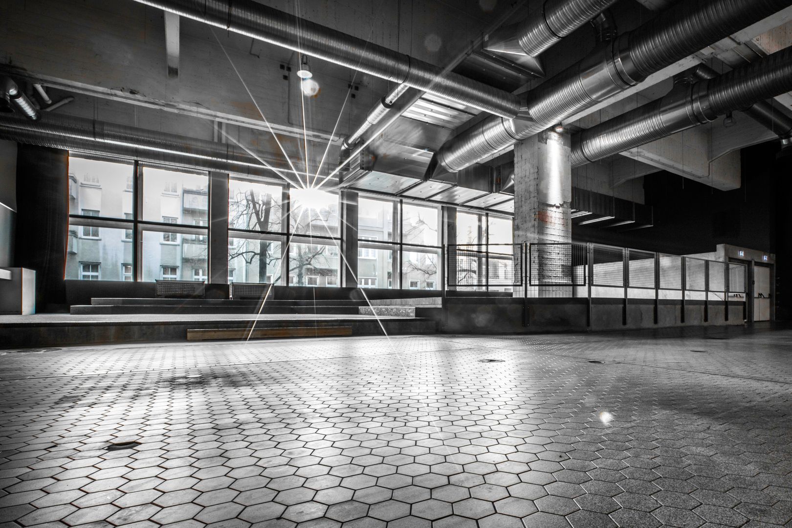 Schwarz-weiß Foto einer Lagerhalle des Vollgutlagers ohne Mobiliar