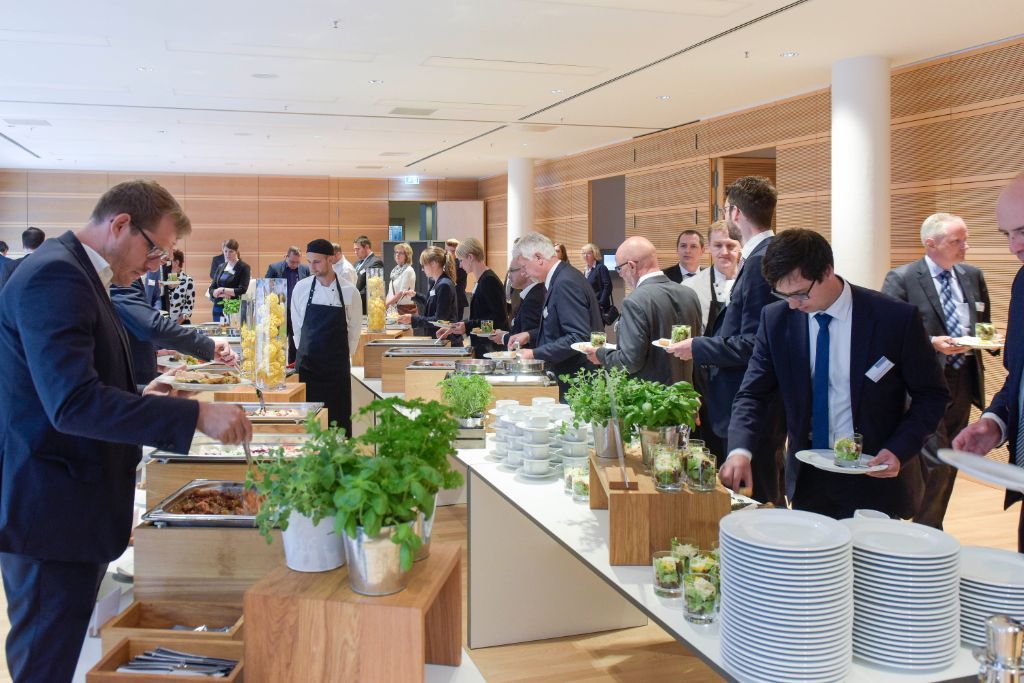 Menschen bedienen sich an einer großen Speisenauswahl am Buffet im dbb forum