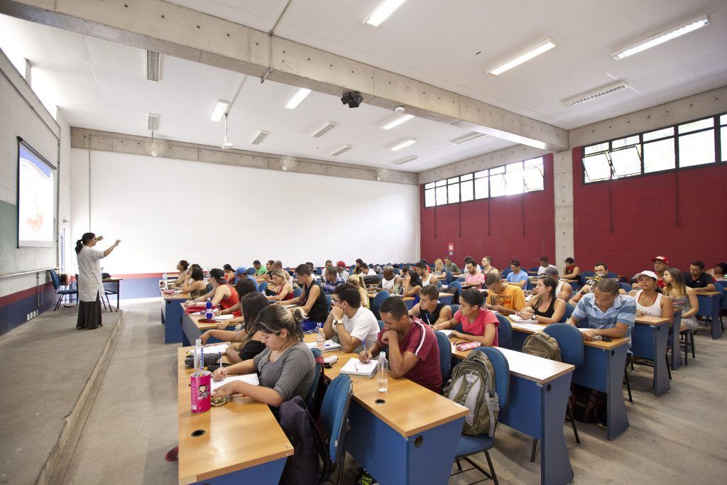 Alunos em sala de aula; Coronavírus e o futuro do ensino superior. Crédito: Divulgação.