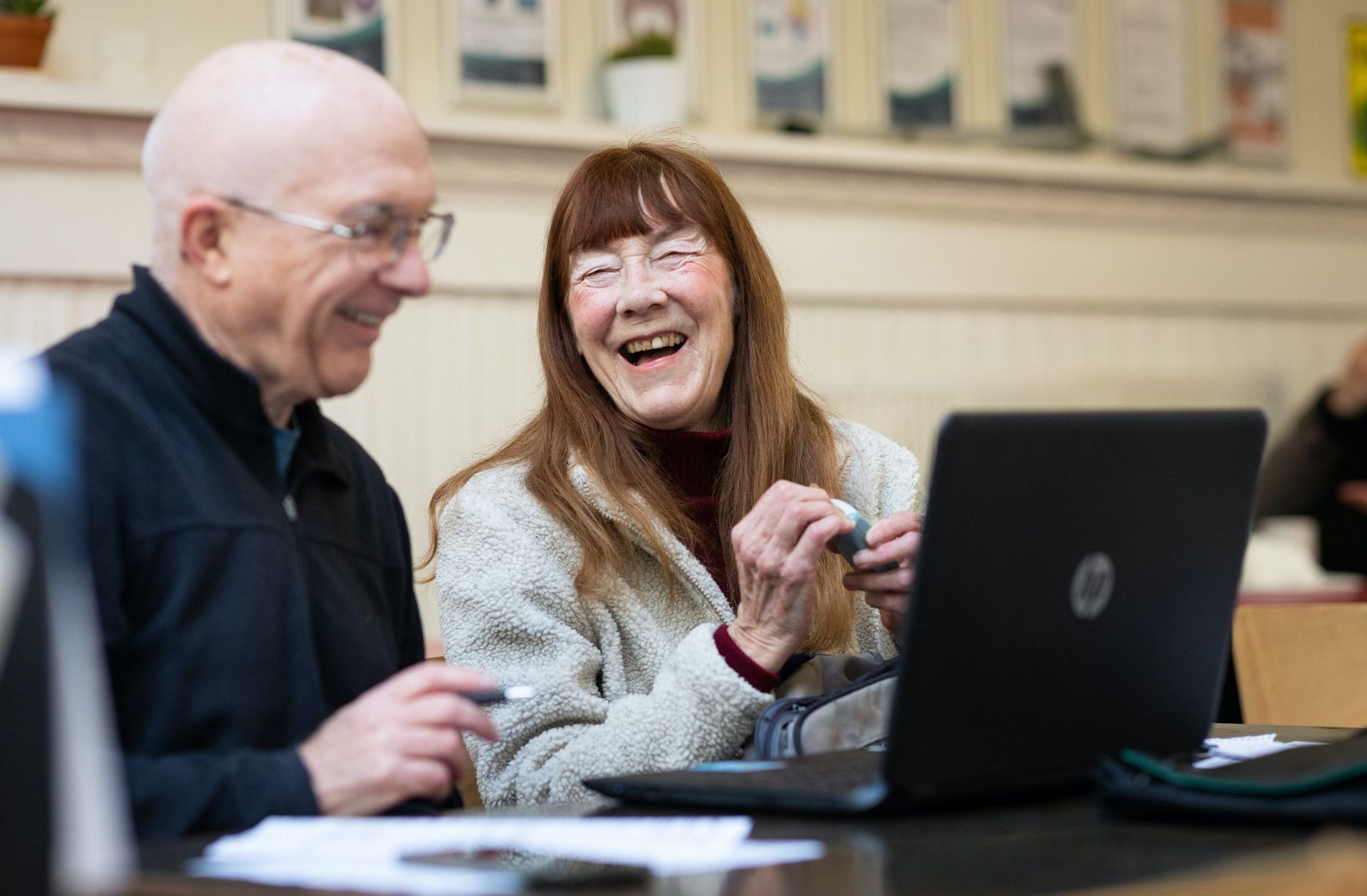 Grupo de pessoas diversas sorrindo em ambiente descontraído, por Centre for Ageing Better
