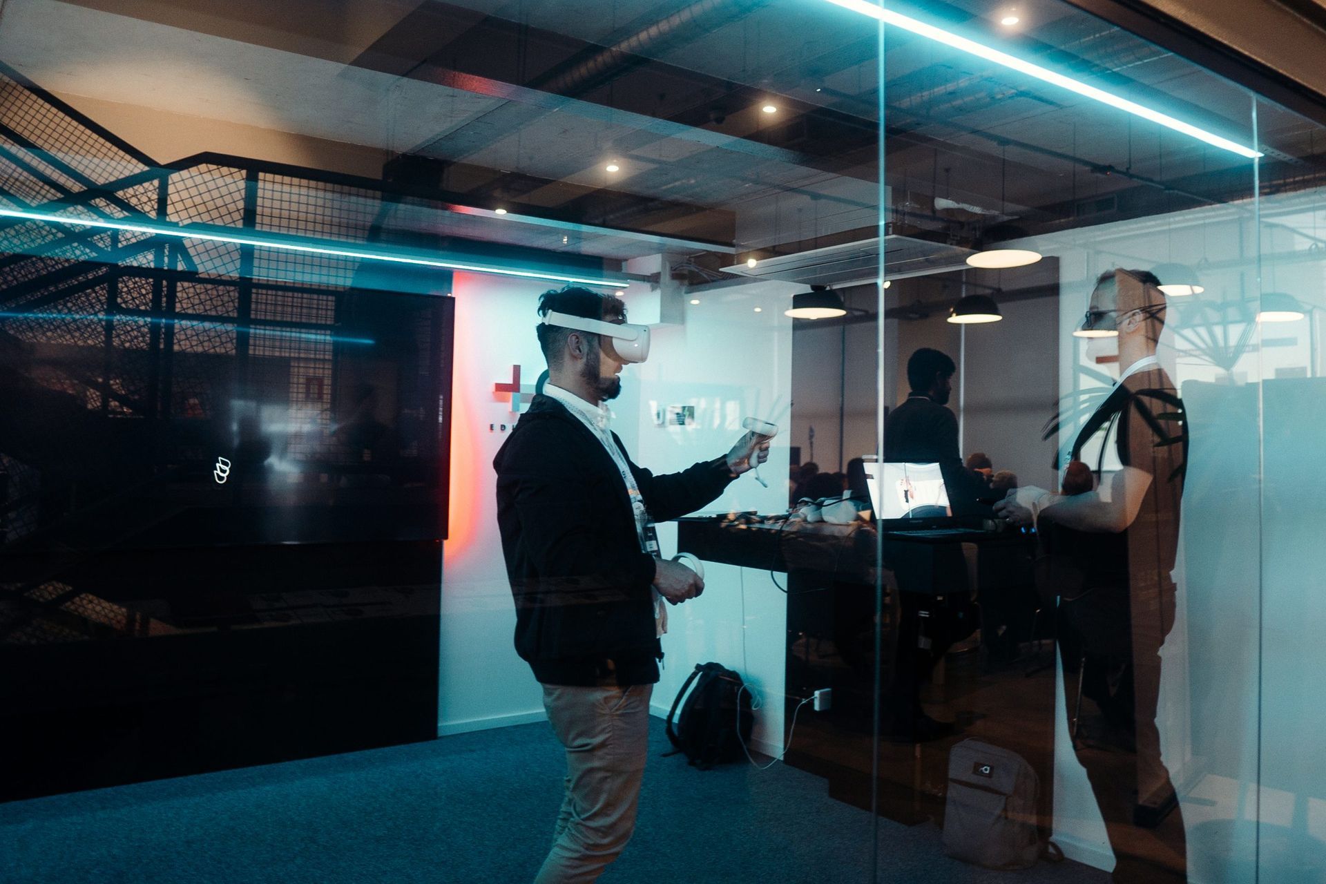 Participantes testam tecnologias imersivas com realidade aumentada durante evento