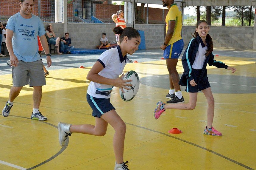 Estudantes se divertem em quadra: pesquisa mostra que esportes e educação funcionam melhor juntos.