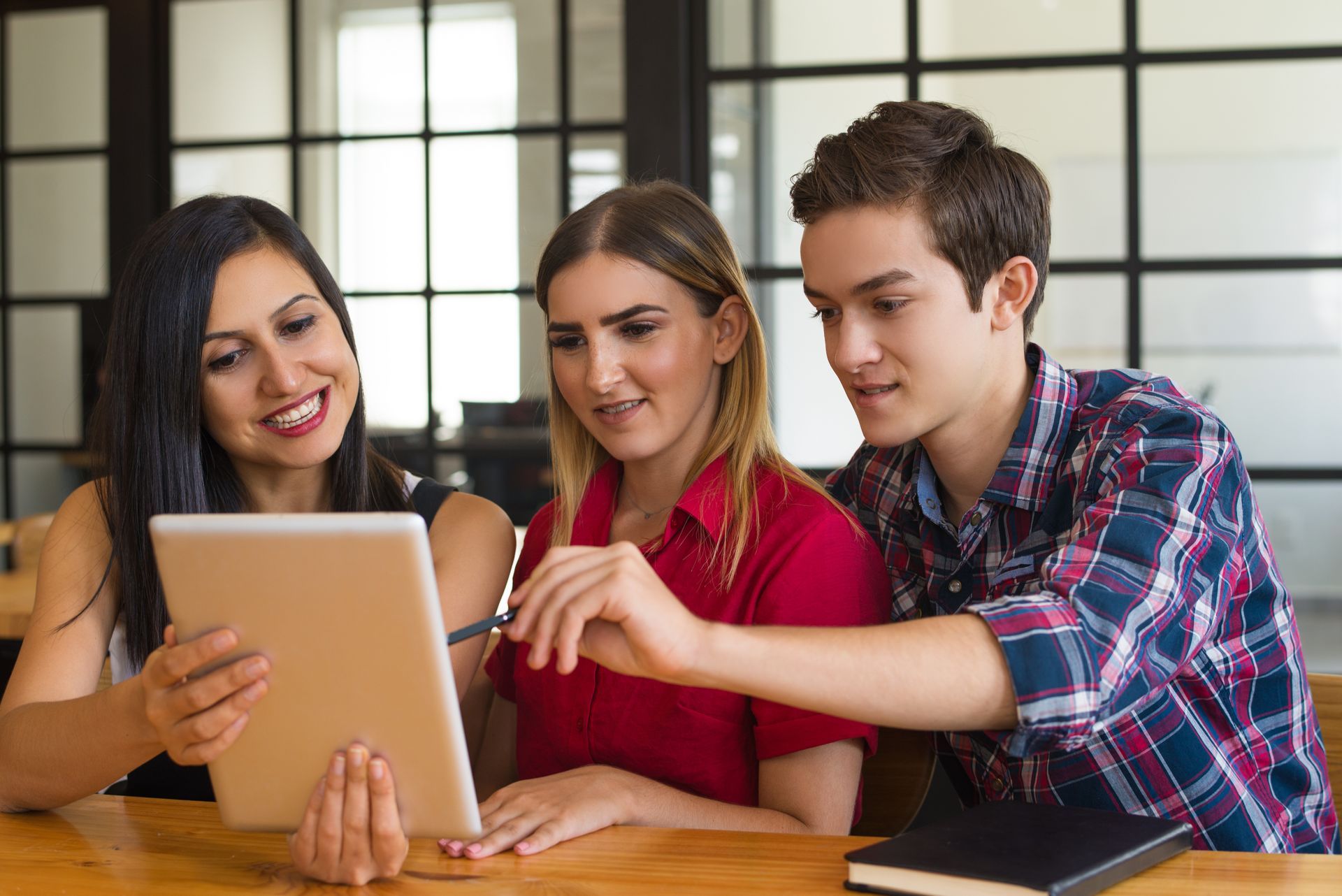 Estudantes organizando suas rotinas acadêmicas com um calendário digital.