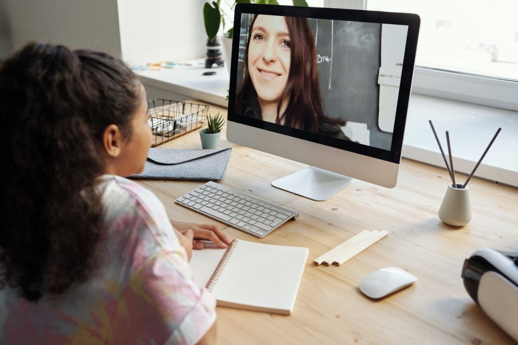 A pandemia colocou as crianças para estudarem em casa, mas é realmente obrigatório participar das aulas online? Crédito: 
