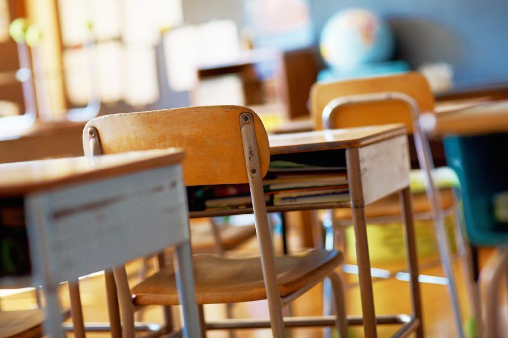Sala de aula vazia: parecer do CNE aprova aulas e atividades remotas. 