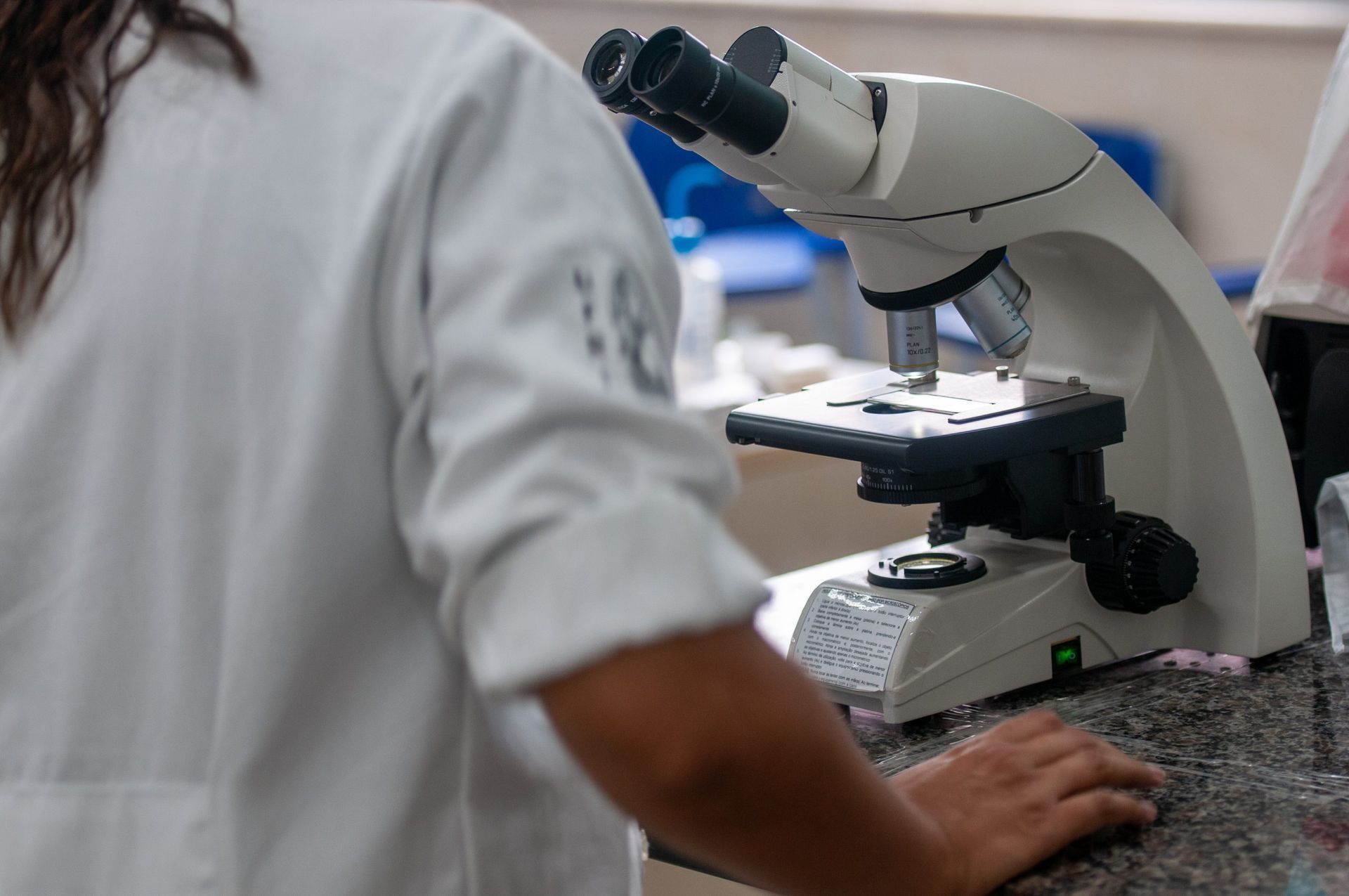 Microscópio em laboratório escolar, utilizado em atividades de ciências.