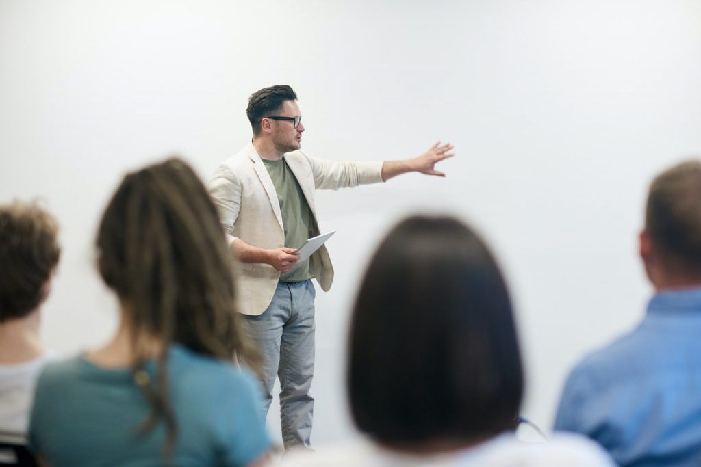 Professores reunidos em momento de reflexão sobre saúde mental