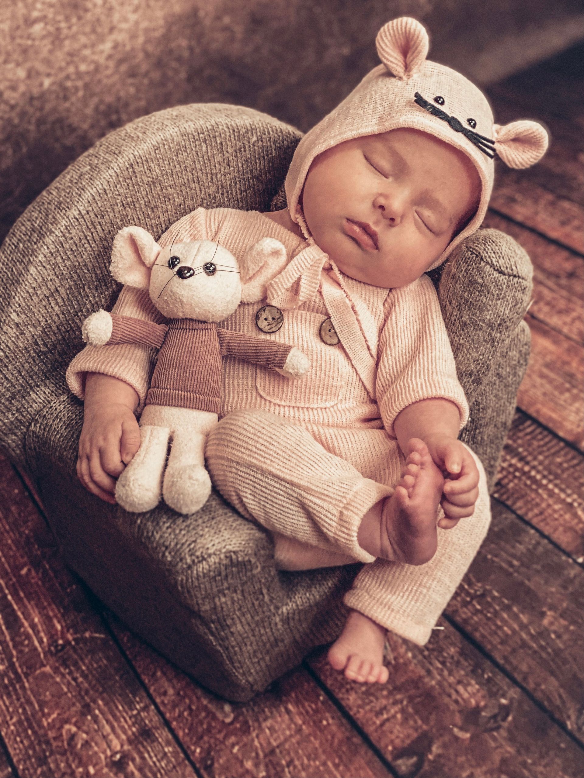 Newborn baby in a cute studio with props. Newborn photography by Jelena's Photo.