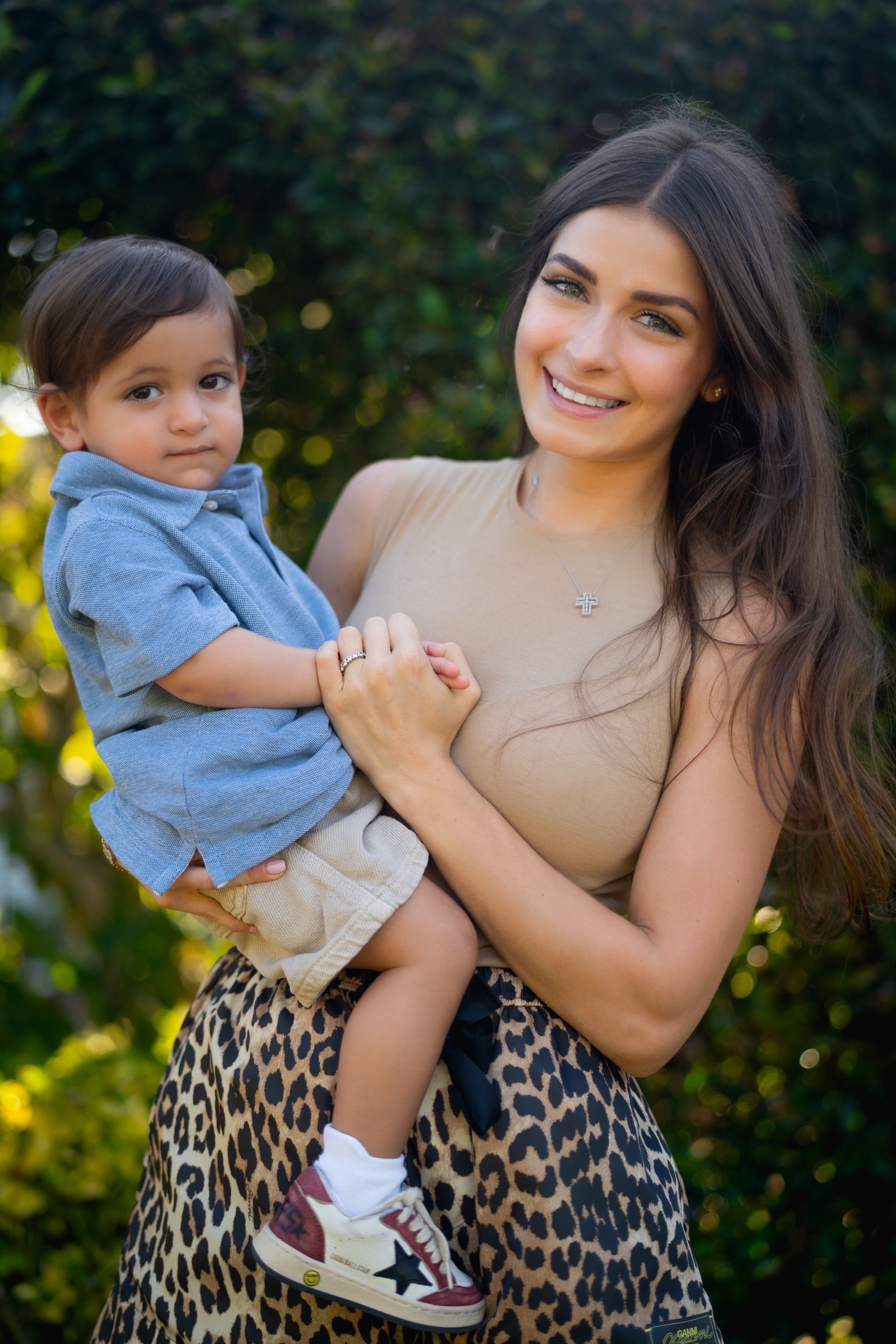 Family Portrait of a young woman and a child in Corona Del Mar, CA by Jelena's Photo.