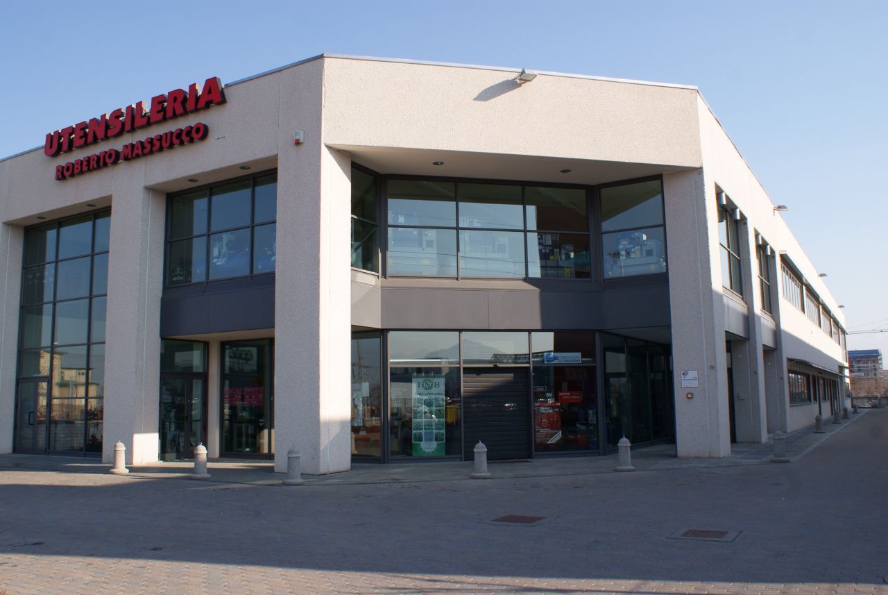 Un grande edificio con molte finestre e un cartello che dice