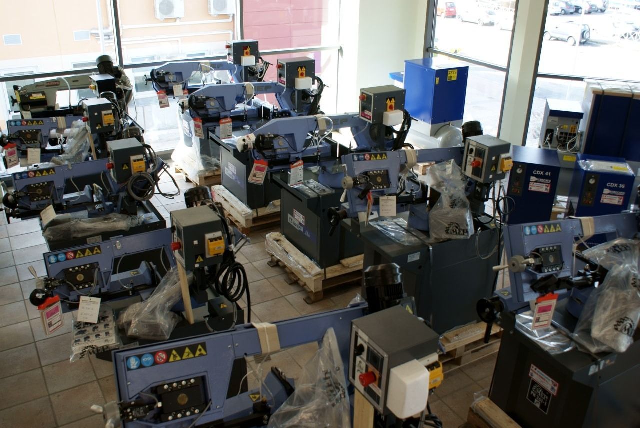 Una grande stanza piena di macchine e macchinari.