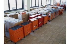 Un magazzino pieno di armadietti e scatole arancioni.