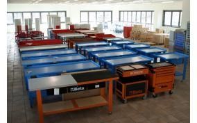 Una grande stanza piena di tavoli e cassetti.