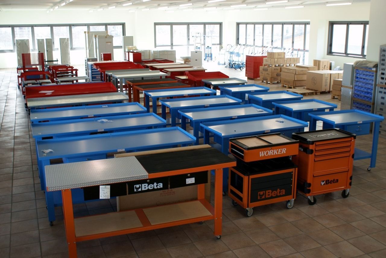 Una grande stanza piena di tavoli e scatole