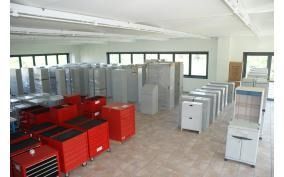 Una grande stanza piena di armadi e cassetti.