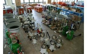 Una grande stanza piena di macchinari e attrezzature.