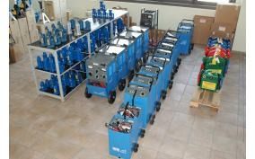 Una stanza piena di contenitori e scatole blu.