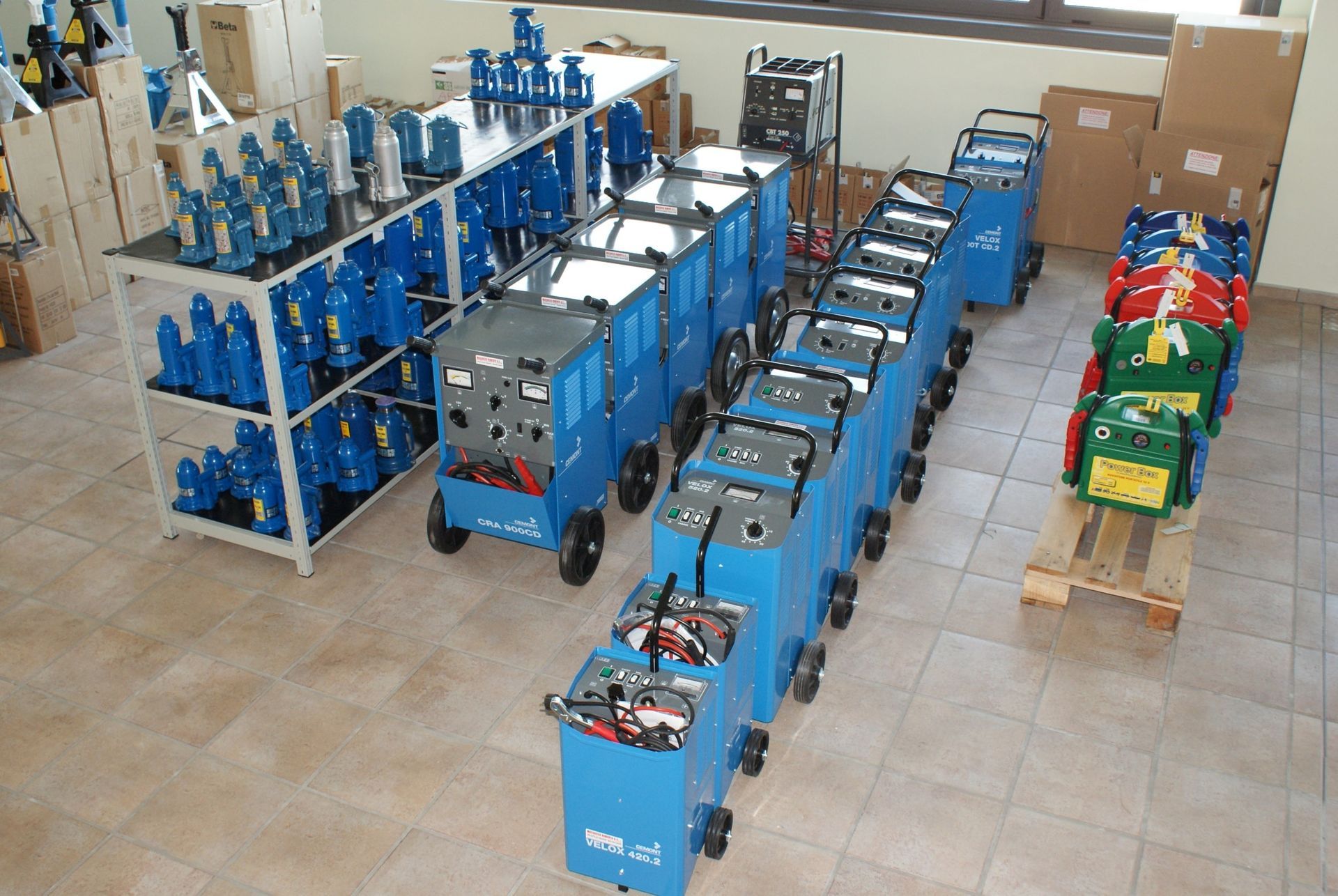 Un mucchio di scatole blu sono allineate in una stanza