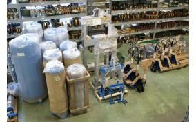 Un magazzino pieno di scatole e carrelli.