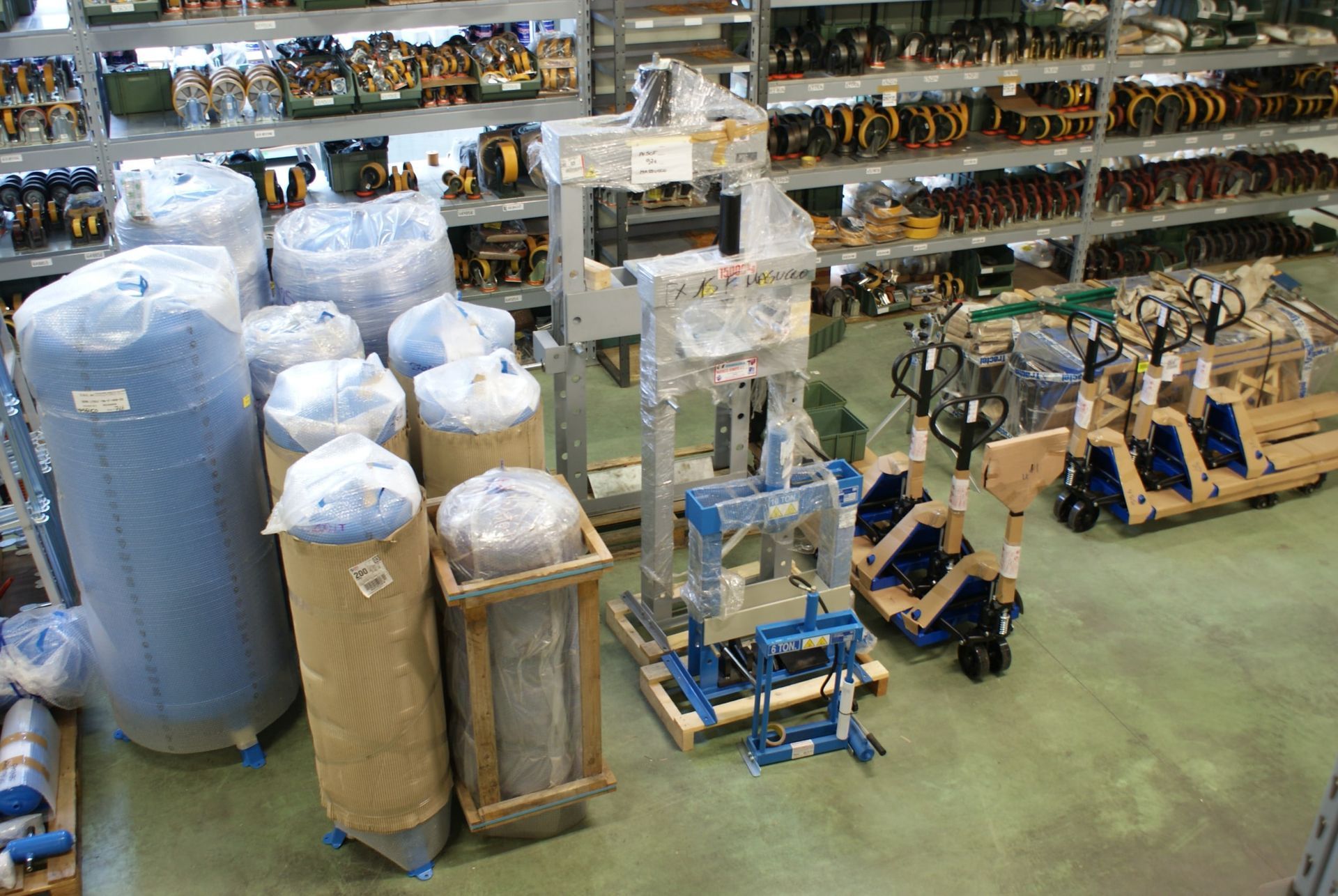 Un magazzino pieno di scatole e rotoli di plastica