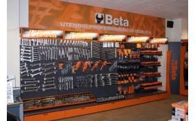 Un muro pieno di tanti attrezzi e un cartello che dice beta