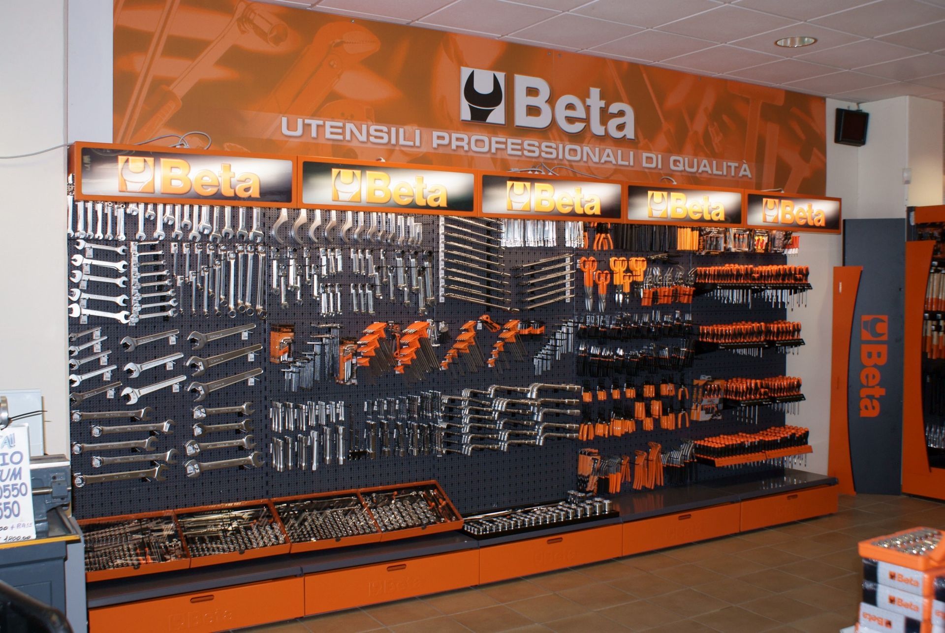 Un muro di strumenti in un negozio beta